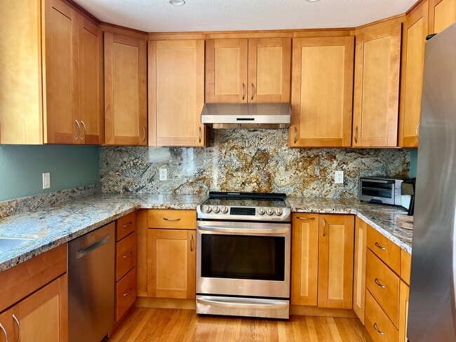 Building Photo - Largest of the very popular Kay floor plan...