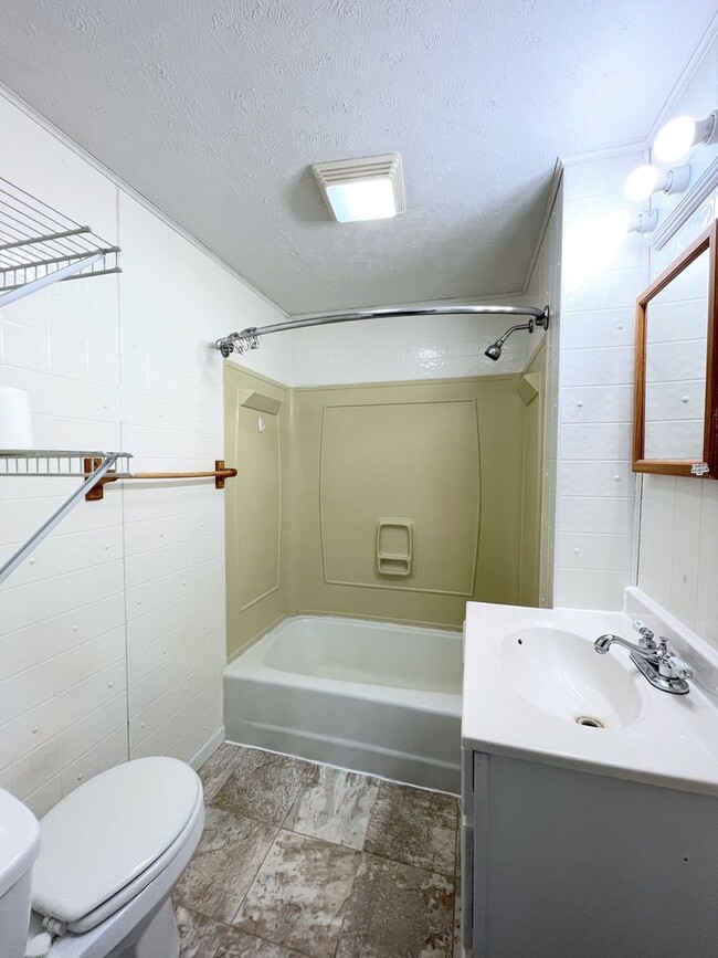 Building Photo - Clean 2 Bedroom 1 Bath House