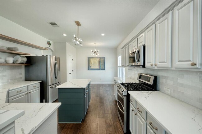 Building Photo - 811 Bedford Ct