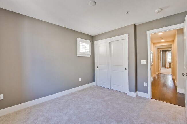 Building Photo - Gorgeous Morgan Park Refreshed for Immediate Move-In! Must see!