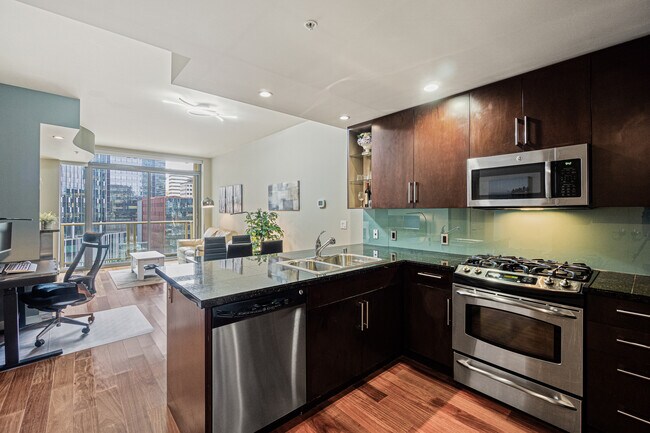Primary Photo - 900 Lenora St