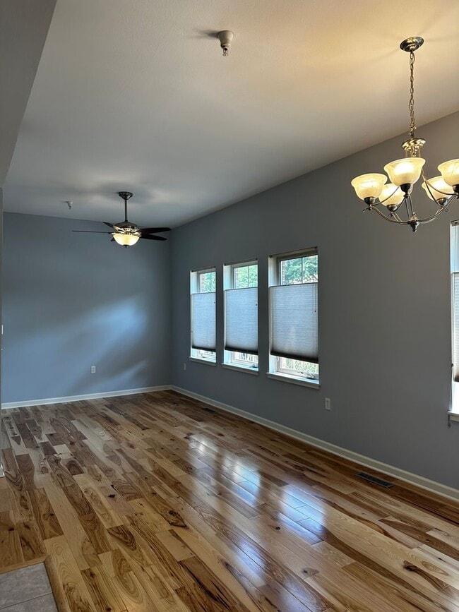 Building Photo - 1 Bedroom, GREAT location!!