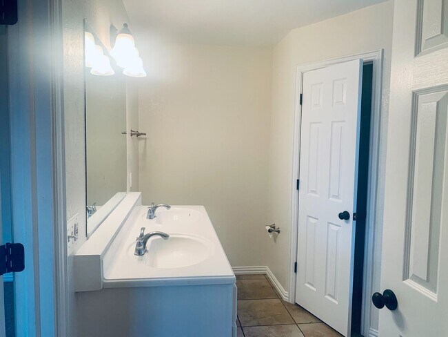 Building Photo - Beautiful 3 bed, 2 bath home in Noble!--12...