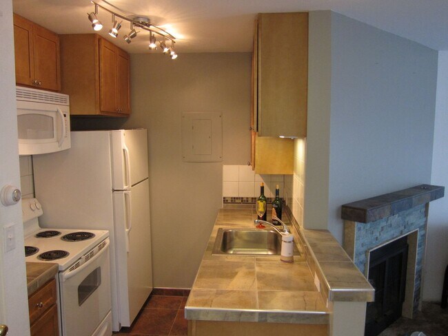 Building Photo - Lofted one bedroom condo, close to everything!