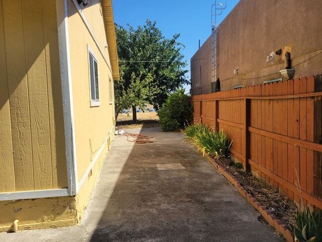 Building Photo - 1528 Los Robles Blvd