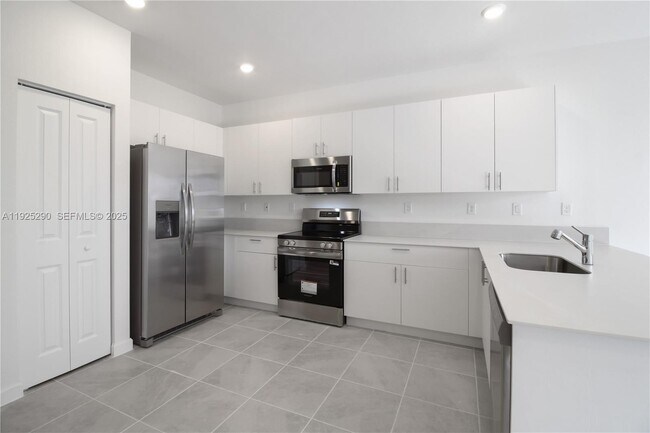 Building Photo - 2747 SE 25th Ave