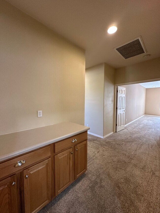 Building Photo - Beautiful 3 bedroom, 3 bathroom home with ...