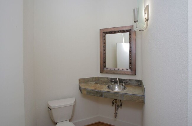 Building Photo - Contemporary 3 Bed in Oak Lawn • Amazing A...