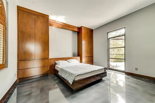 Building Photo - 8542 Meadowbrook Dr