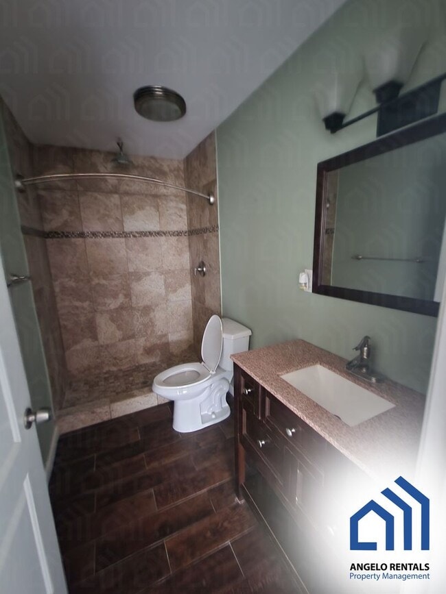 Building Photo - Spacious 3 bedroom 2 bath home COMING SOON!