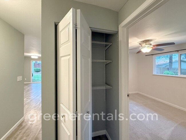 Building Photo - 2BR/1BA Duplex in Desirable West Olympia Location