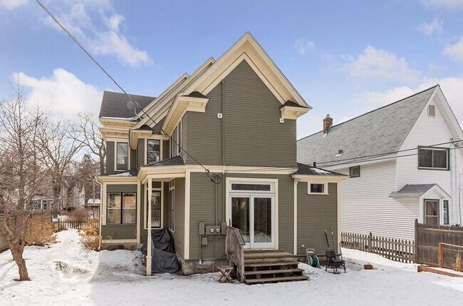 Building Photo - 415 6th St SE