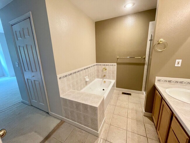 Building Photo - Kenmore Townhouse at Canterbury