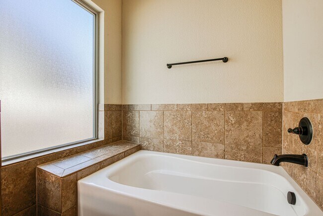 Building Photo - Beautiful East side House 3 bed-2.5 baths in front of Park