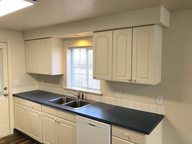 Building Photo - Updated 3 bedroom, 2 bathroom duplex in Sp...