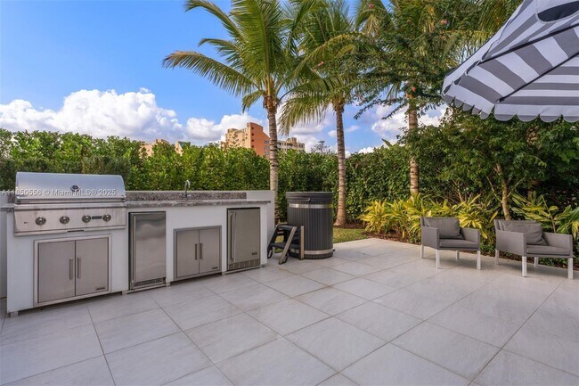 Building Photo - 16703 Botaniko Dr S