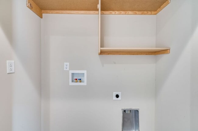 Building Photo - Decarsky Park Alex Model