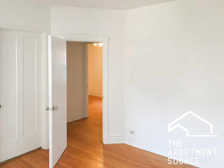 Building Photo - 5059 N Damen Ave
