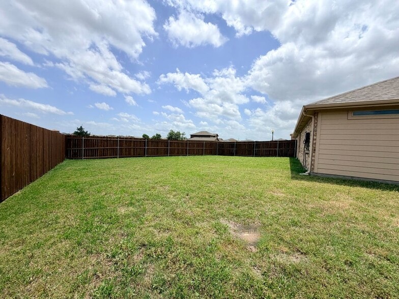 Building Photo - 520 Cantebury Park Ln