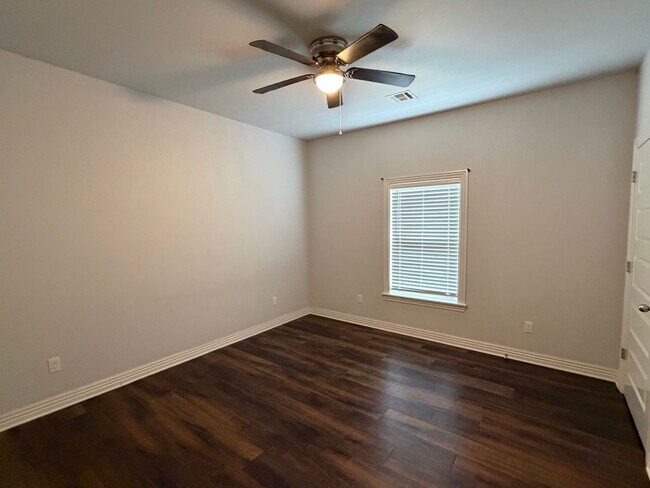 Building Photo - Beautiful craftsman home in highly desirable neighborhood