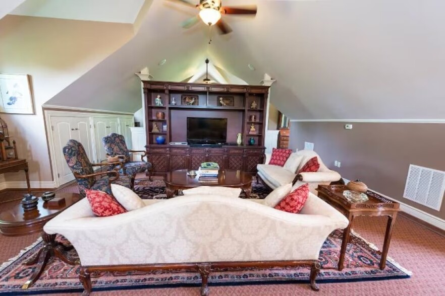 Building Photo - 244 S Plains Dr