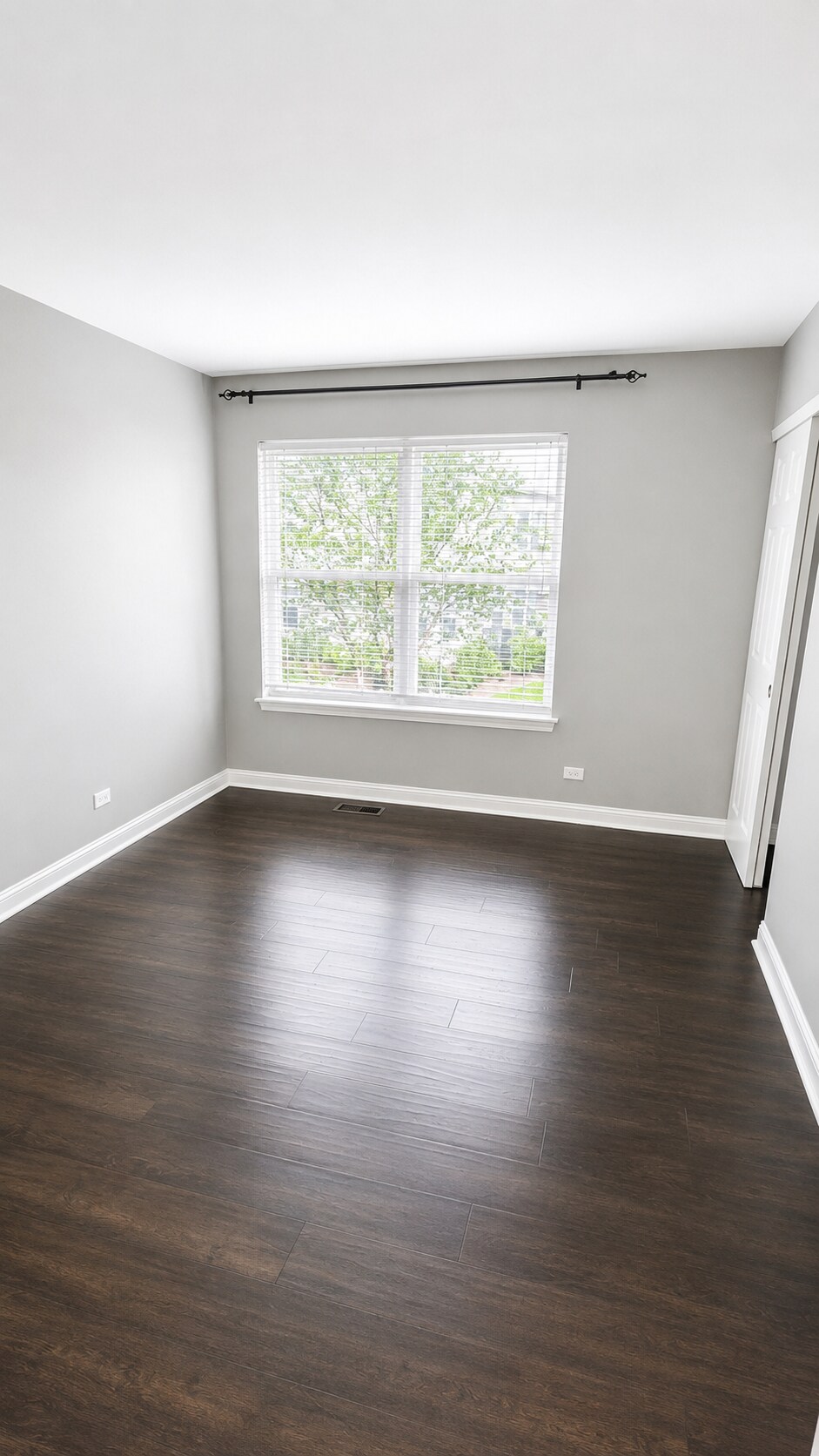 Building Photo - 1561 E Chivalry Ct