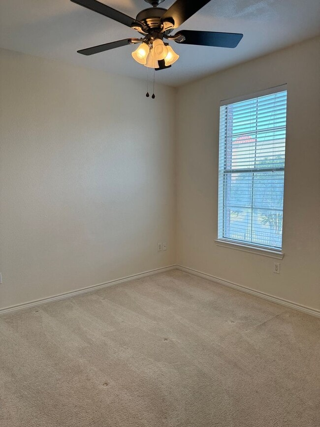 Building Photo - Lovely Townhome!