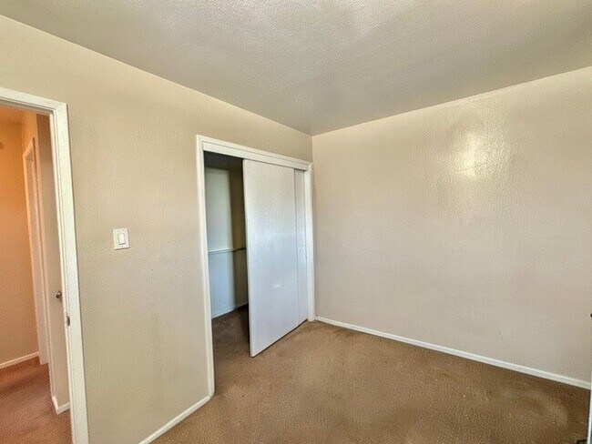 Building Photo - 5730 Bayview Ave