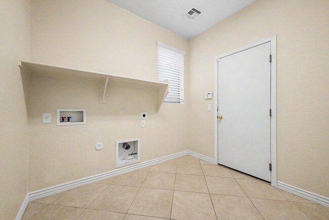 Building Photo - 8425 W Northview Ave