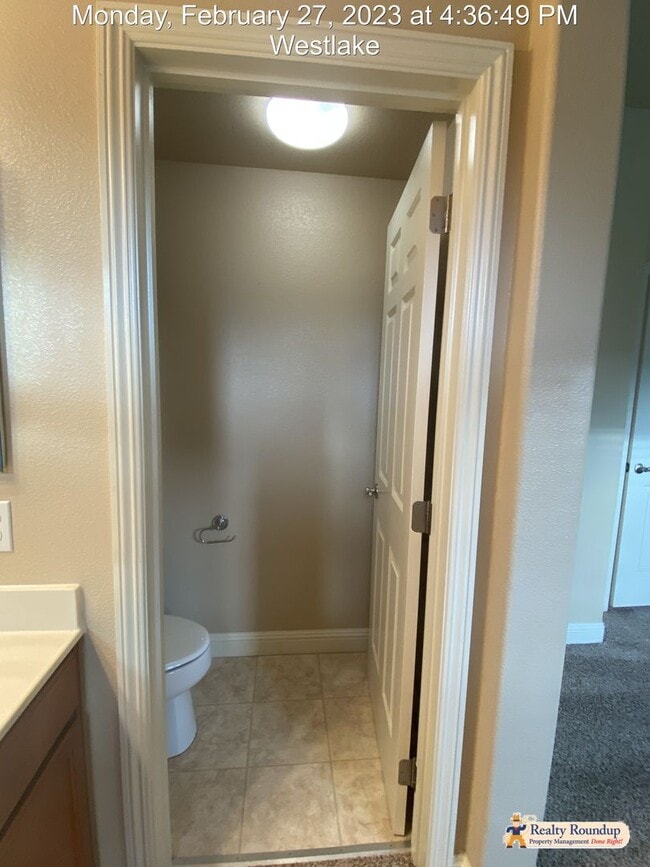 Building Photo - Pristine Condo with New Carpet and Dual Master Suites