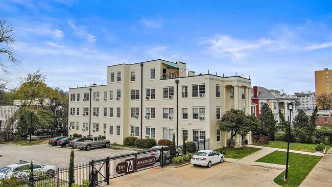 Building Photo - 721 N State St