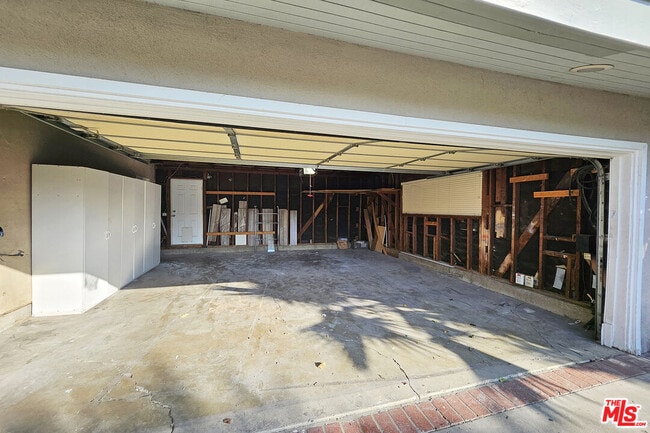 Building Photo - 9321 Donna Ave