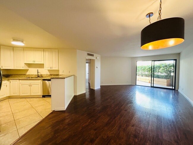 Building Photo - Spacious Two Bedroom, Two Bath Condo in De...