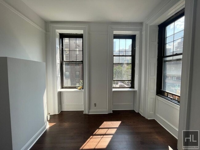 Building Photo - 985 Lexington Ave