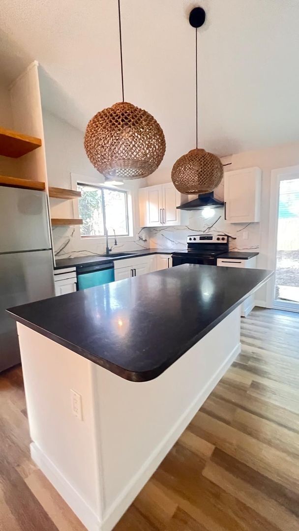 Building Photo - Stylish 2-Bed Carrboro Home with Private Patio