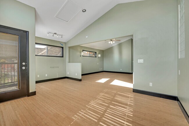 Building Photo - 8913 N Pine Hollow Dr