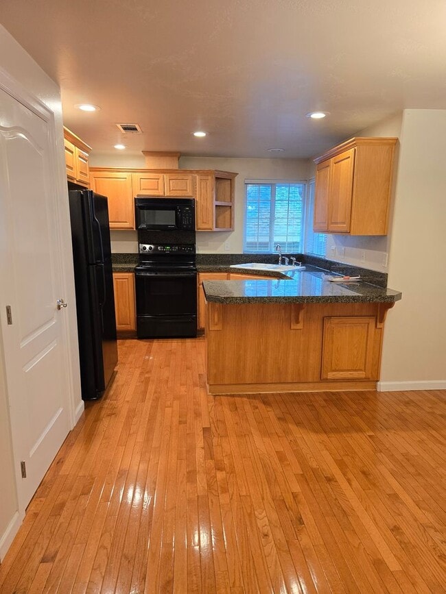 Building Photo - 3 bed 2 bath  Home for Rent in Grants Pass