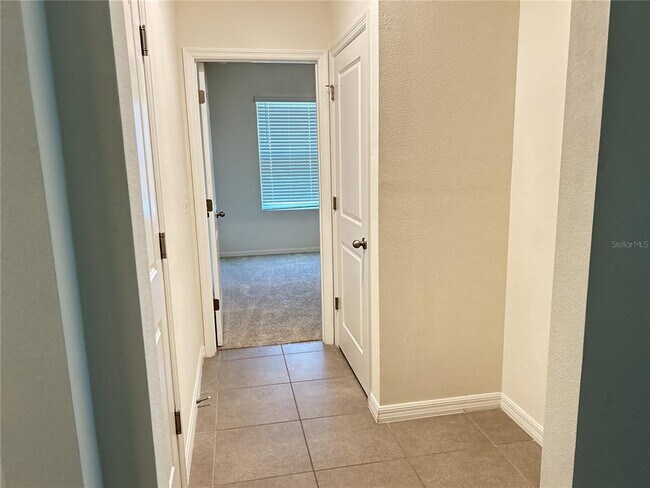 Building Photo - 4965 NE 14th Pl