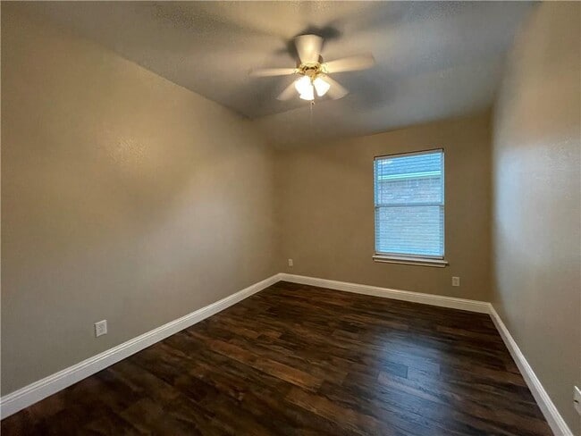 Building Photo - 18512 Sandy Bottom Dr