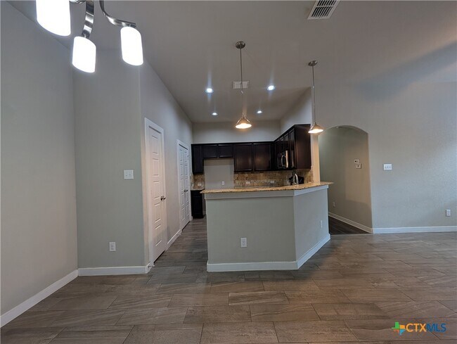 Building Photo - 549 Creekside Frst