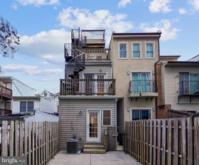 Building Photo - 111 E Cross St