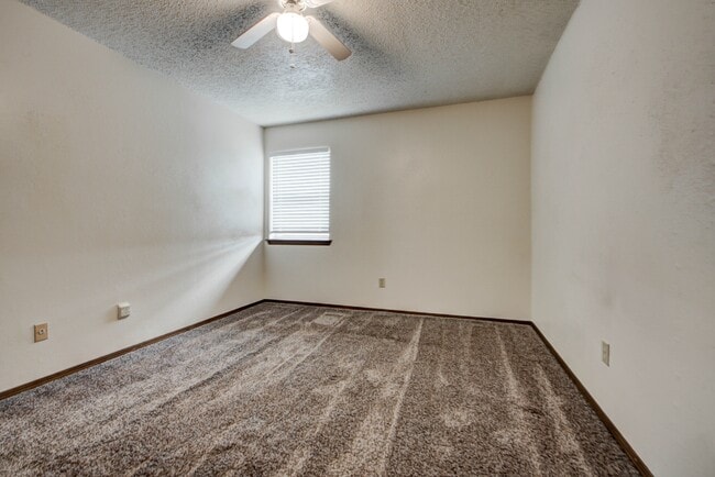 Building Photo - 1315 Glen Oaks Ct