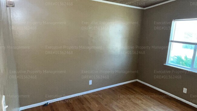 Building Photo - 3 bedroom/ 1.5 bathroom home with a detach...