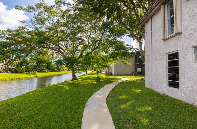Building Photo - 10385 N Kendall Dr