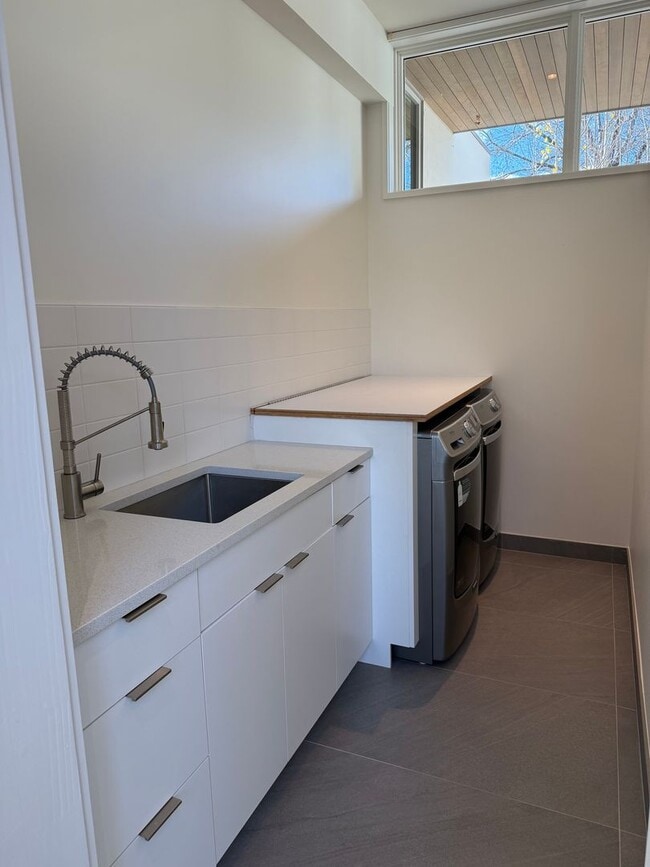 Building Photo - Silver Maple Stunning