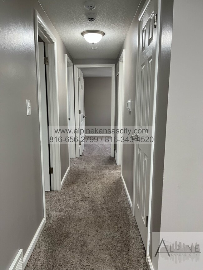 Building Photo - Available Mid January! 5 Bedrooms, PLUS Rec Room in Gladstone!