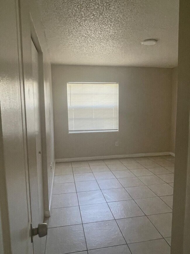 Building Photo - 2221 Leo Dr
