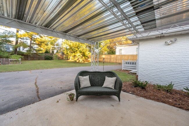 Building Photo - **ADORABLE DUBLEX IN BELLE MEADE WITH AMAZING YARD SURROUNDED BY MULTI-MILLION DOLLAR HOMES**