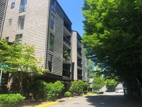 Building Photo - 1Bd/1Ba Redmond Condo