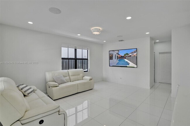 Building Photo - 1007 NW 99th Ct